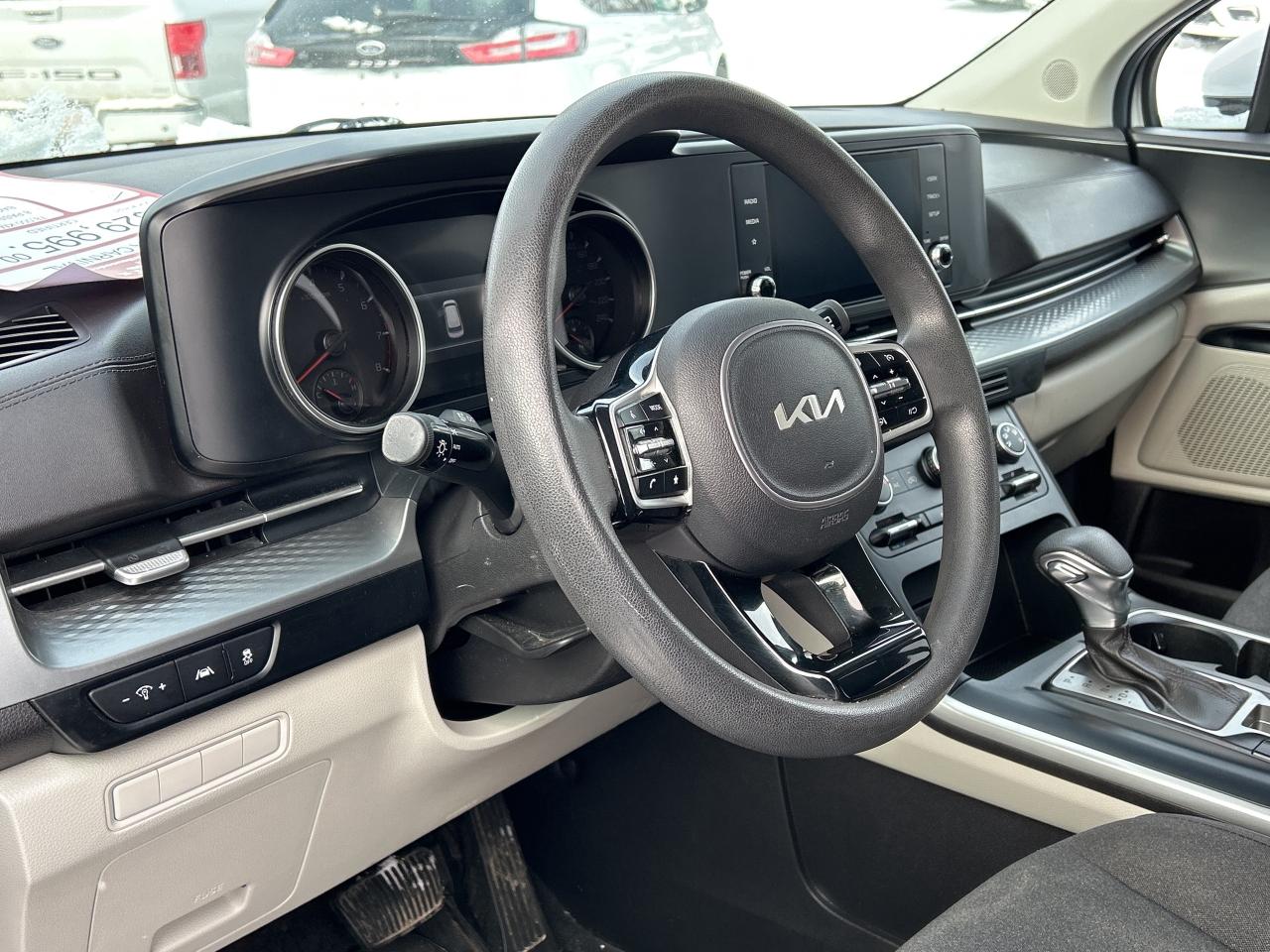 2022 Kia Carnival LX, 8 PASSENGER, CLEAN CARFAX, BACK UP CAMERA! Photo