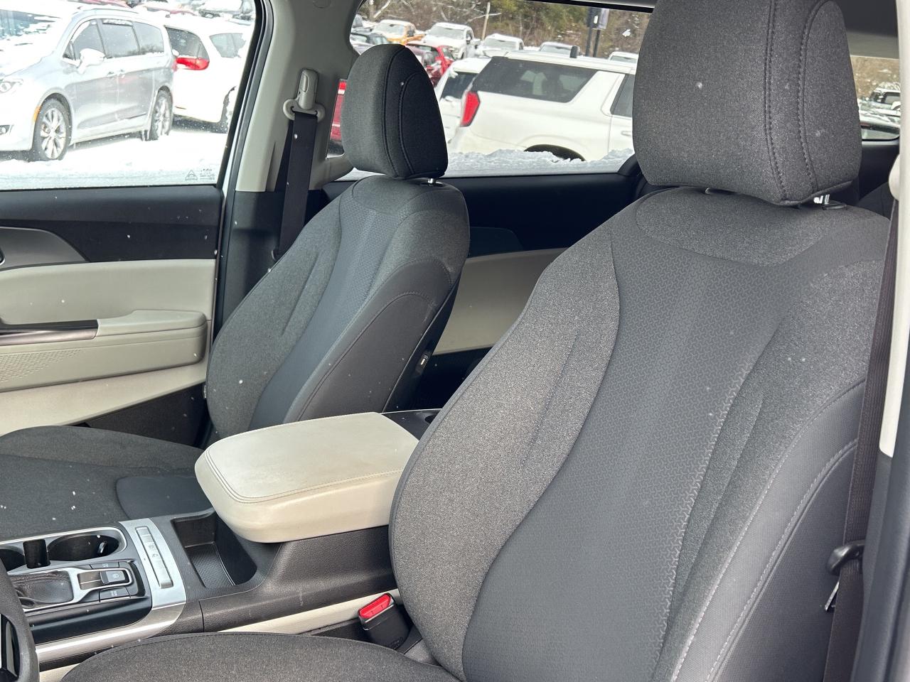 2022 Kia Carnival LX, 8 PASSENGER, CLEAN CARFAX, BACK UP CAMERA! Photo