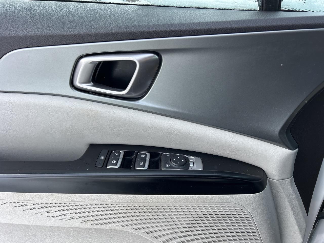 2022 Kia Carnival LX, 8 PASSENGER, CLEAN CARFAX, BACK UP CAMERA! Photo