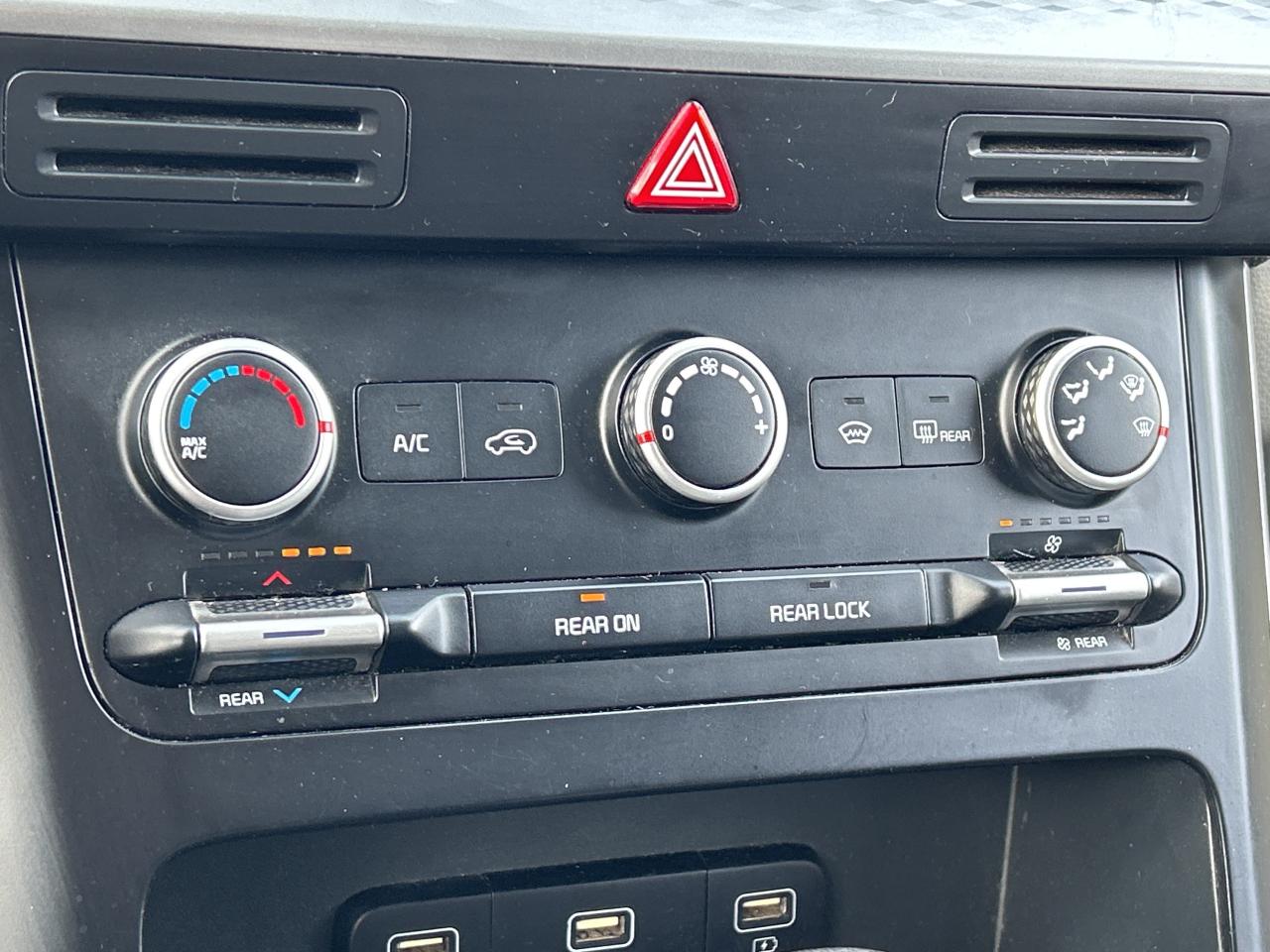 2022 Kia Carnival LX, 8 PASSENGER, CLEAN CARFAX, BACK UP CAMERA! Photo