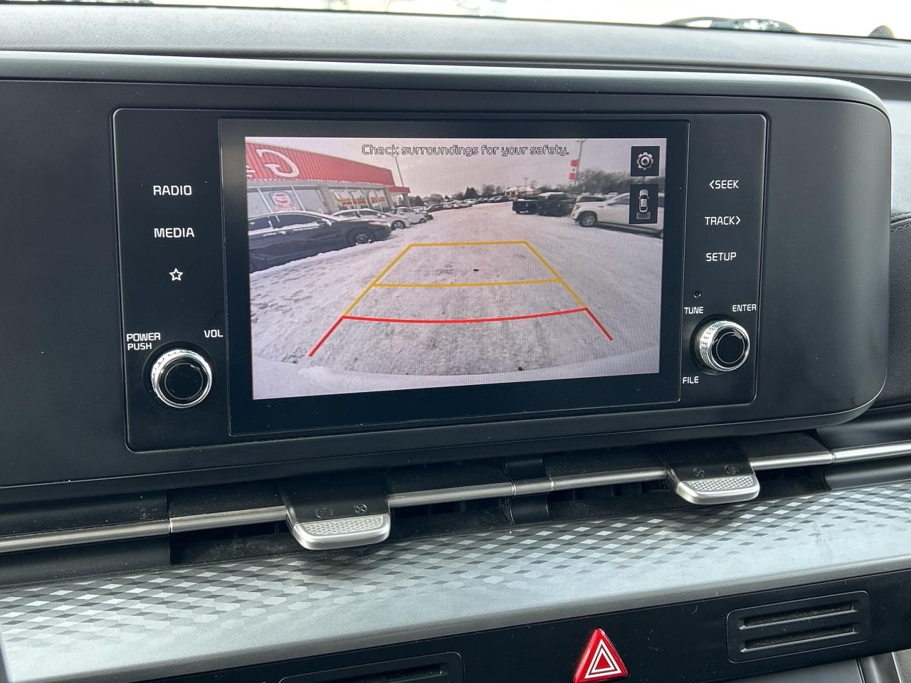 2022 Kia Carnival LX, 8 PASSENGER, CLEAN CARFAX, BACK UP CAMERA! Photo