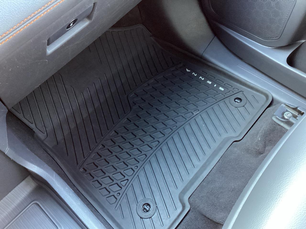 2021 Toyota Sienna XSE 7-Passenger AWD Photo2