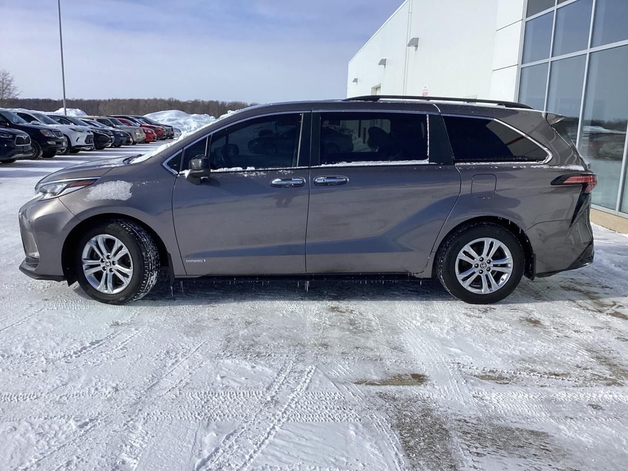 2021 Toyota Sienna XSE 7-Passenger AWD Photo