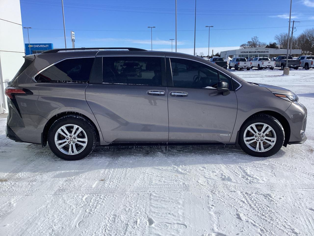 2021 Toyota Sienna XSE 7-Passenger AWD Photo