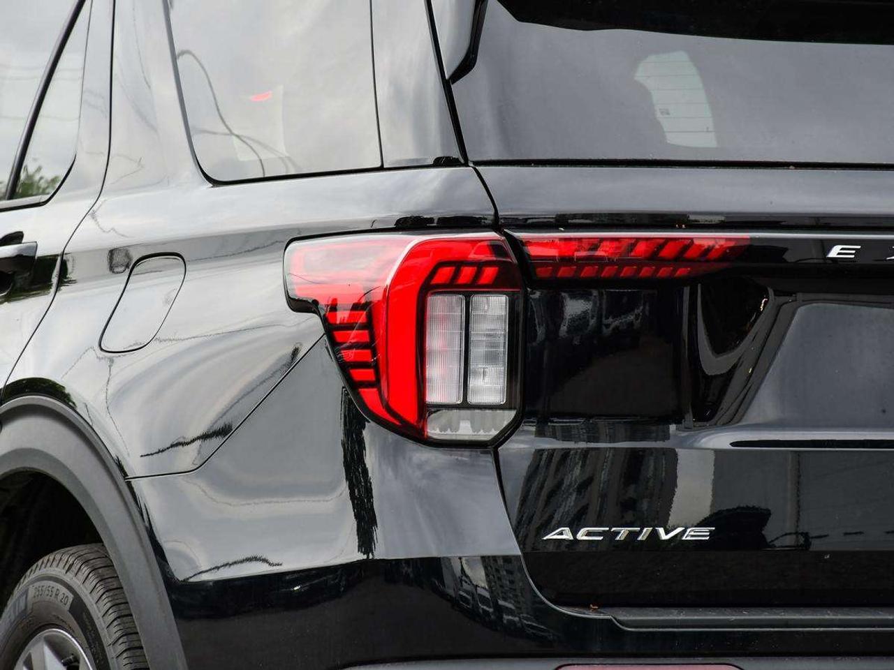 2025 Ford Explorer Active Photo
