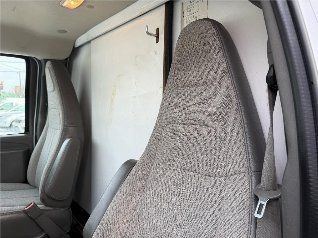 2016 GMC Savana 14 Foot Box 3500 Only 95,976km Certified Photo4