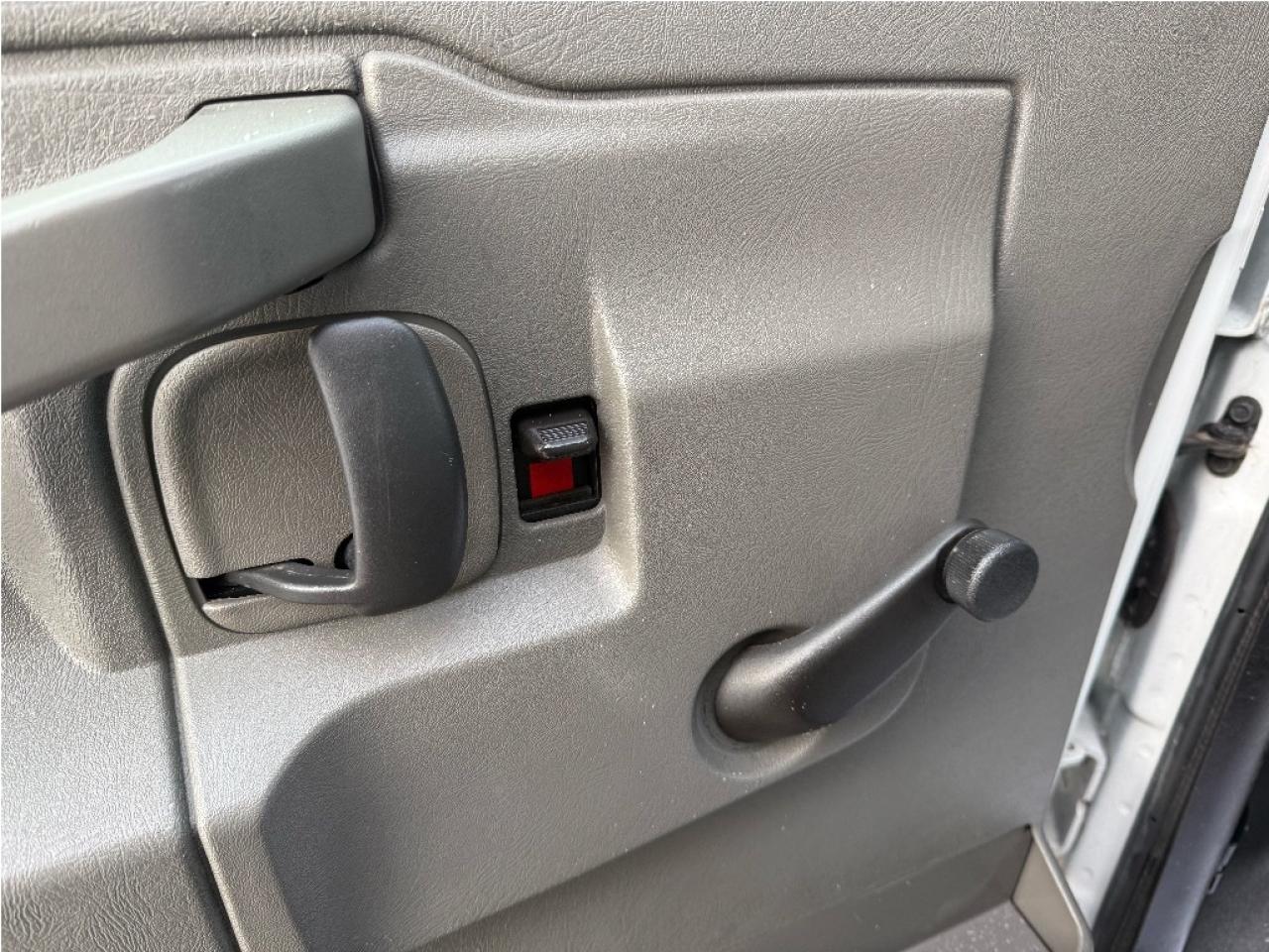 2016 GMC Savana 14 Foot Box 3500 Only 95,976km Certified Photo