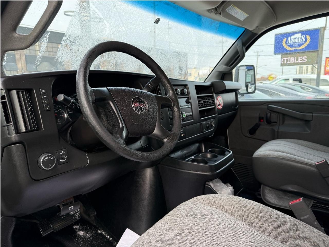 2016 GMC Savana 14 Foot Box 3500 Only 95,976km Certified Photo