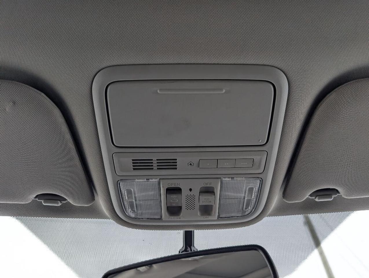 2013 Honda Odyssey Touring   NAV   LEATHER   SUNROOF   CAMERA Photo