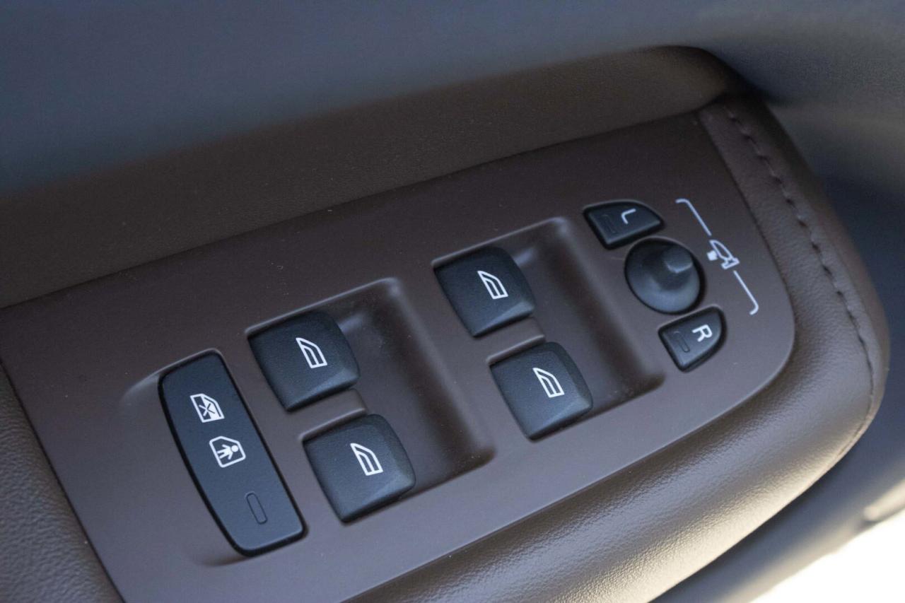 2023 Volvo XC60 B5 Plus Dark AWD   No Accident   Clean Carfax Photo