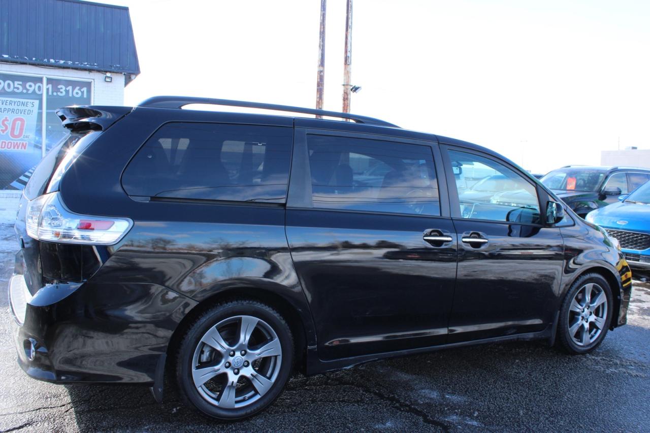 2017 Toyota Sienna SE 8-Passenger Safety Certified Photo