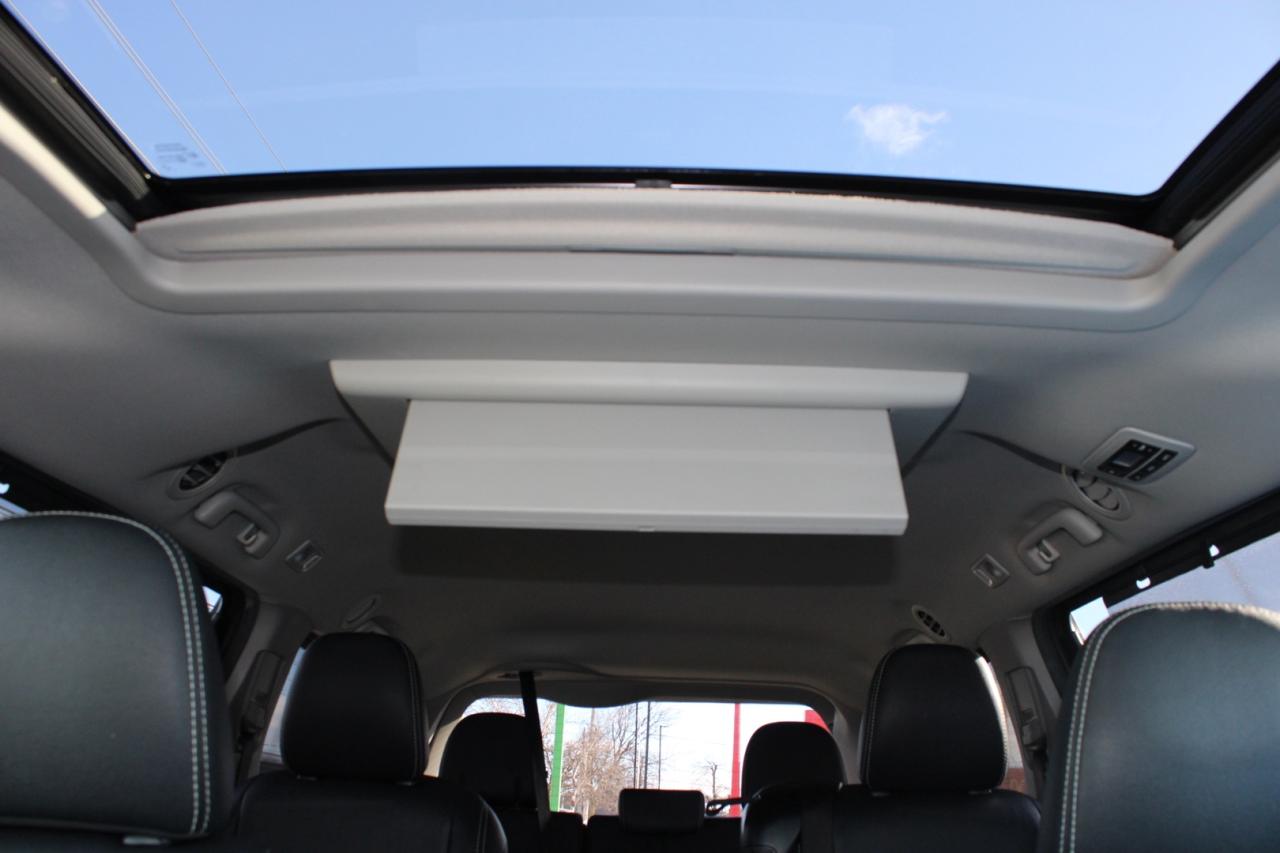 2017 Toyota Sienna SE 8-Passenger Safety Certified Photo