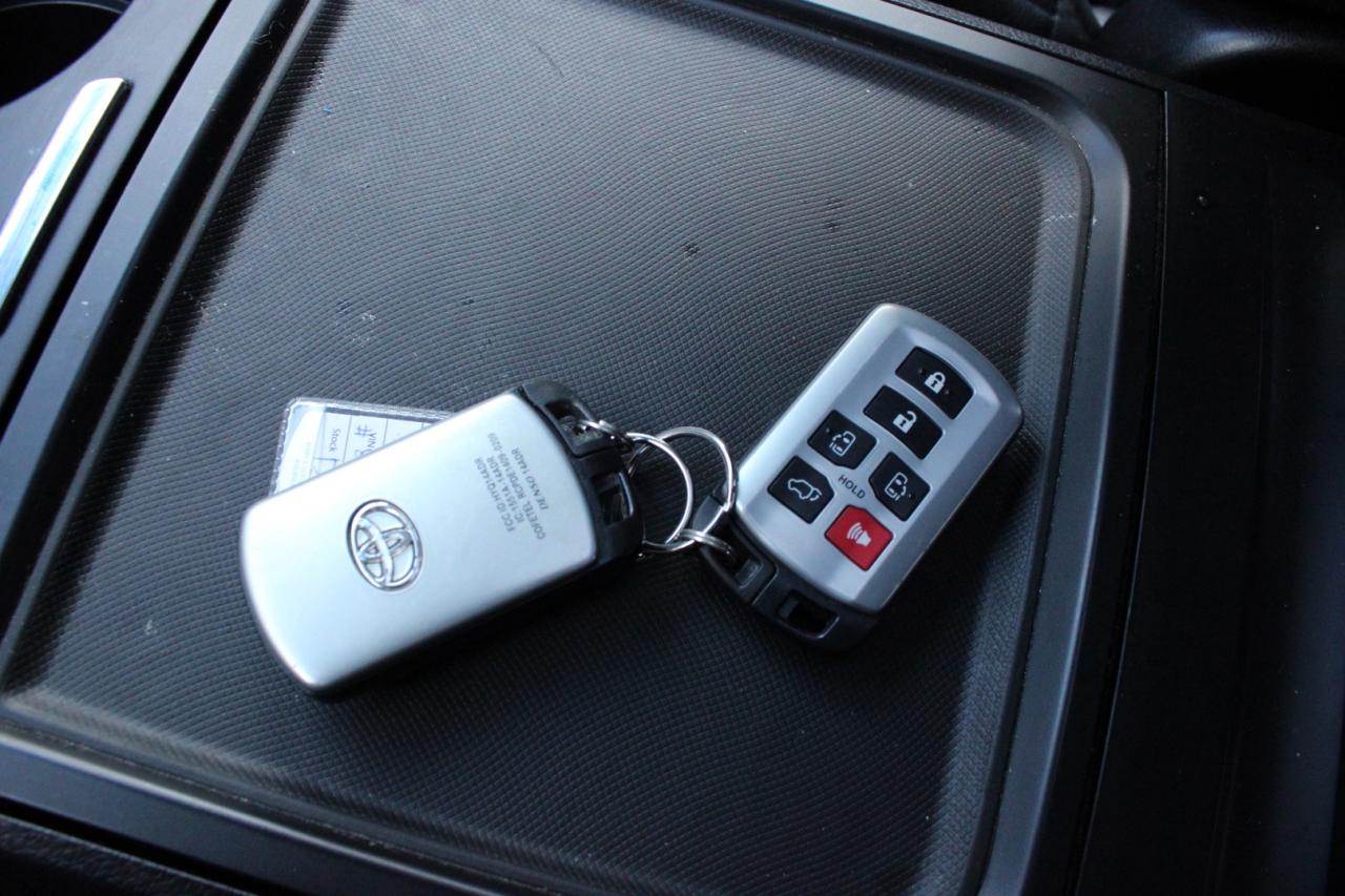 2017 Toyota Sienna SE 8-Passenger Safety Certified Photo