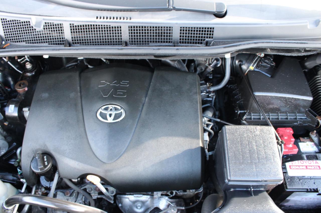 2017 Toyota Sienna SE 8-Passenger Safety Certified Photo