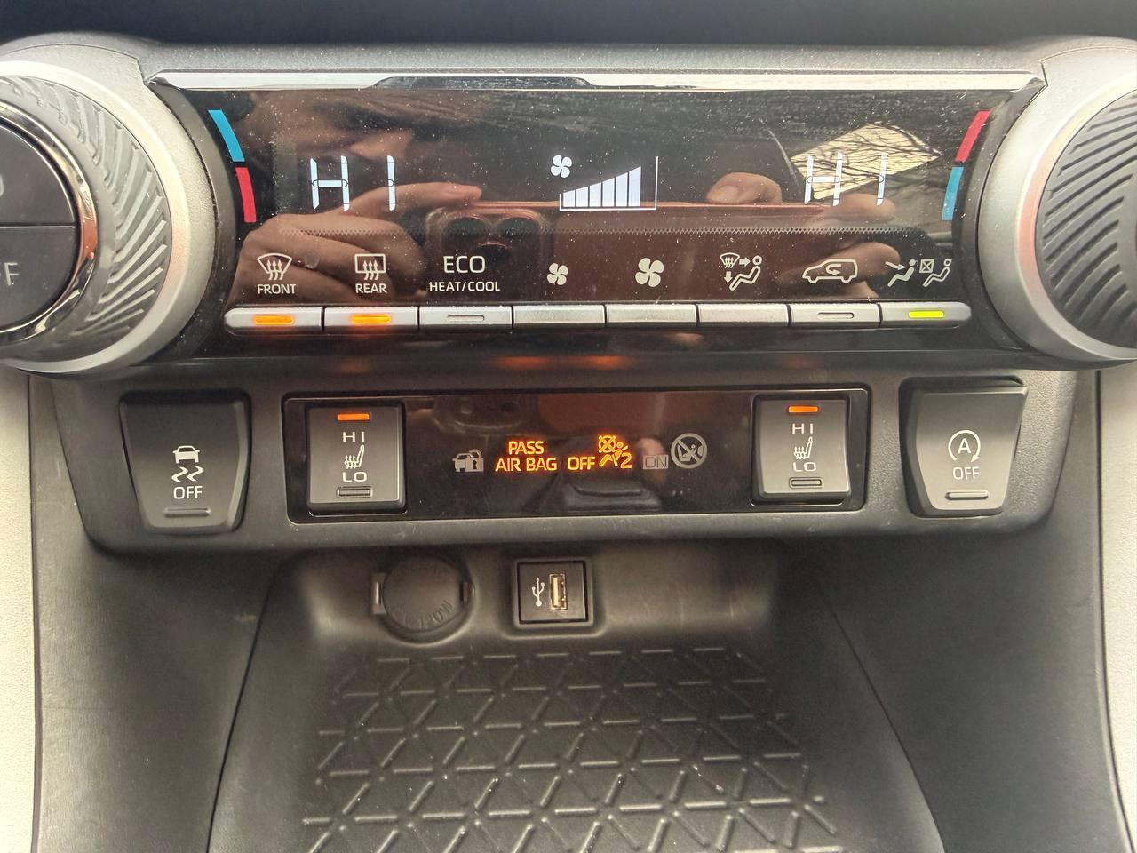 2023 Toyota RAV4 XLE AWD, ONE OWNER, SUNROOF, PUSH BUTTON START Photo