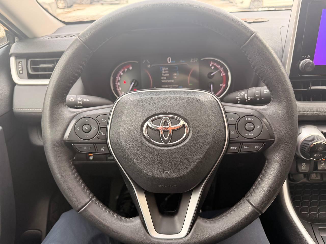 2023 Toyota RAV4 XLE AWD, ONE OWNER, SUNROOF, PUSH BUTTON START Photo