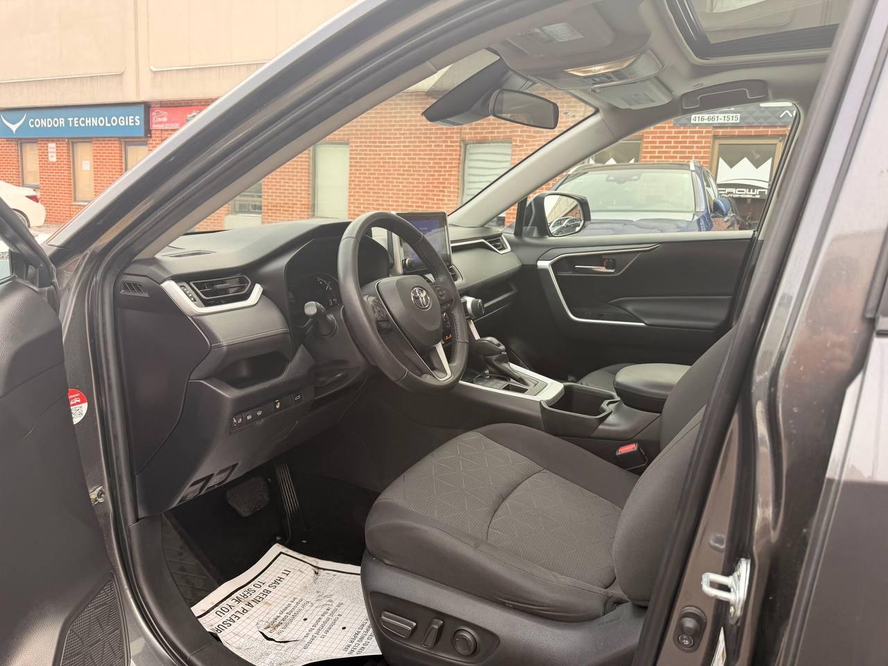 2023 Toyota RAV4 XLE AWD, ONE OWNER, SUNROOF, PUSH BUTTON START Photo