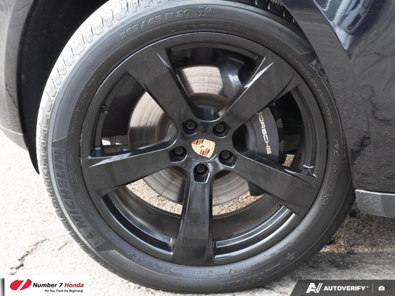 2023 Porsche Macan AWD Photo