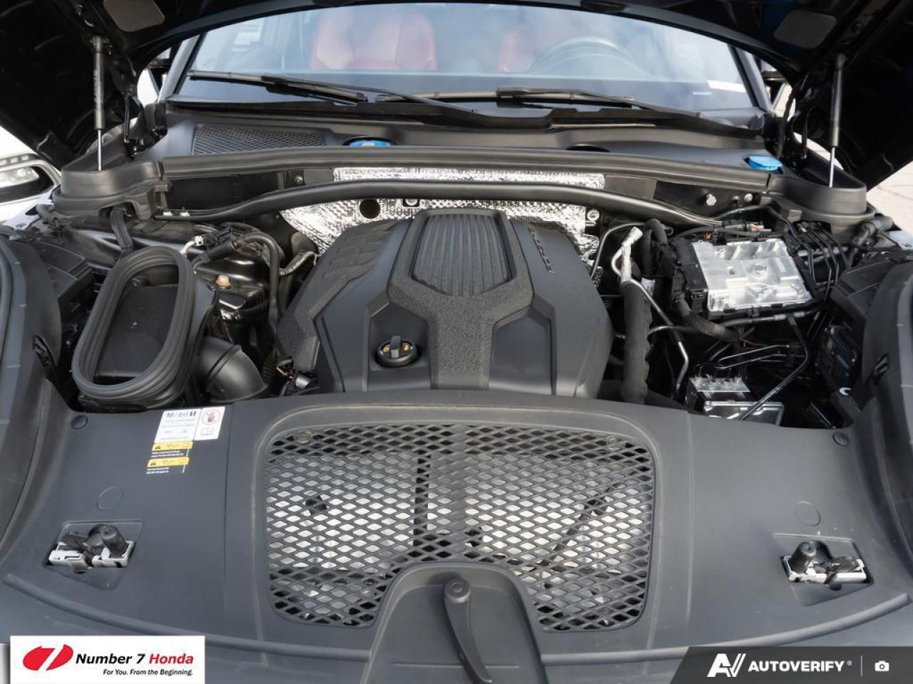 2023 Porsche Macan AWD Photo