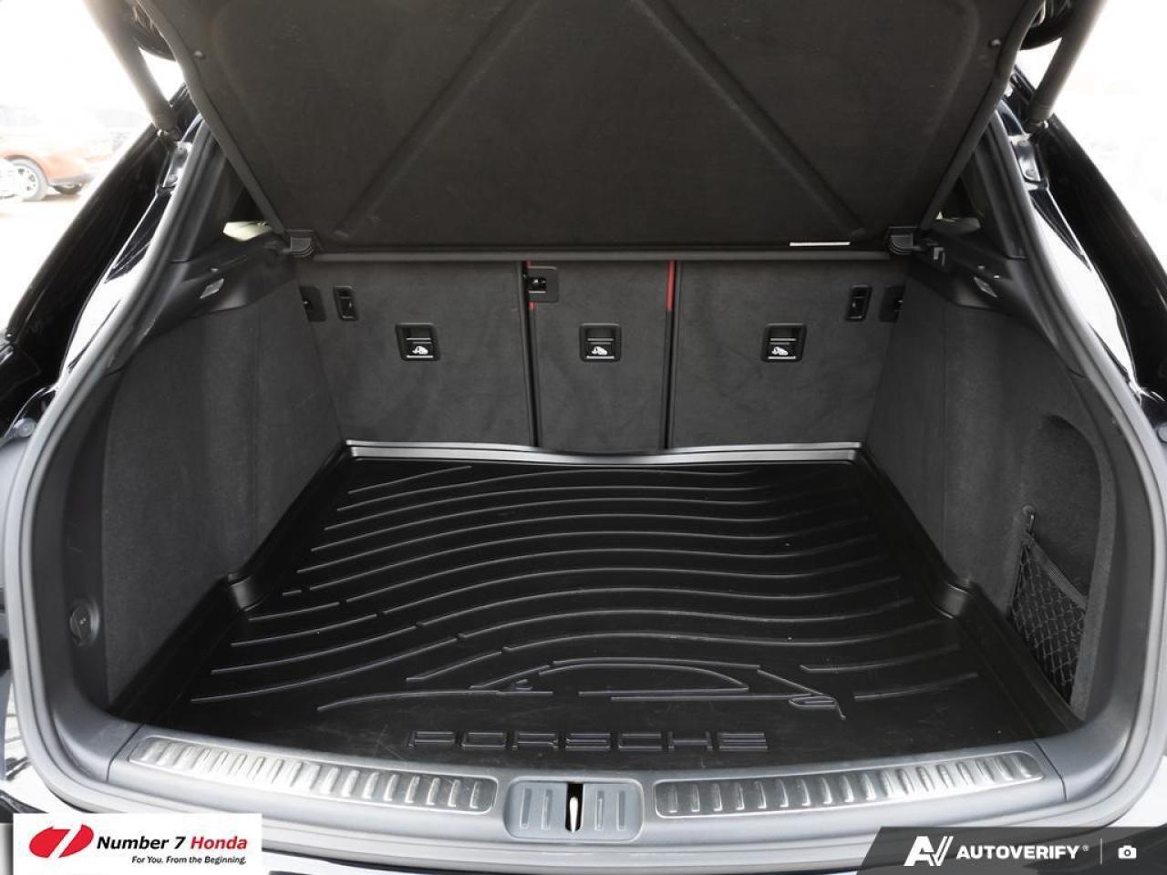 2023 Porsche Macan AWD Photo