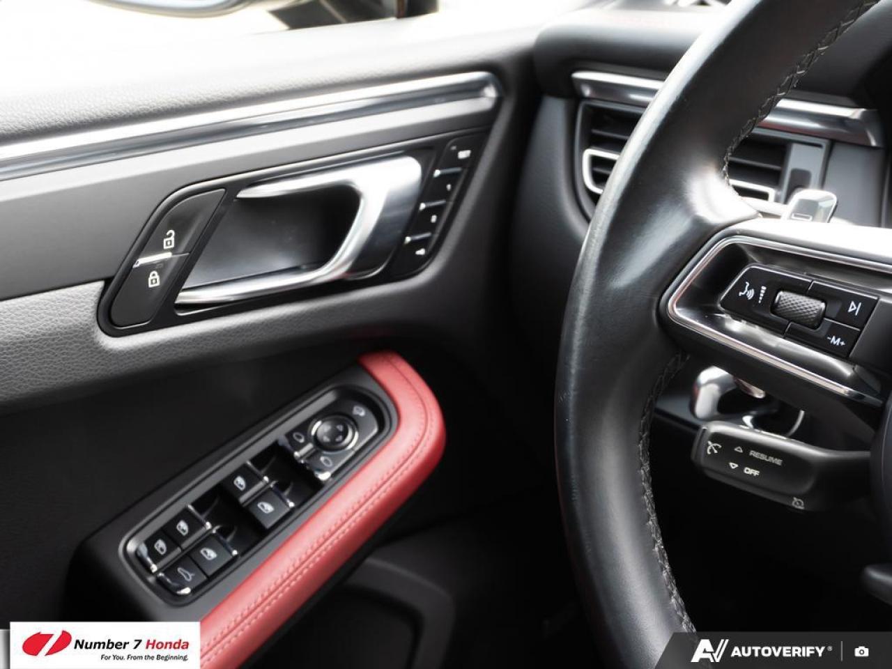 2023 Porsche Macan AWD Photo