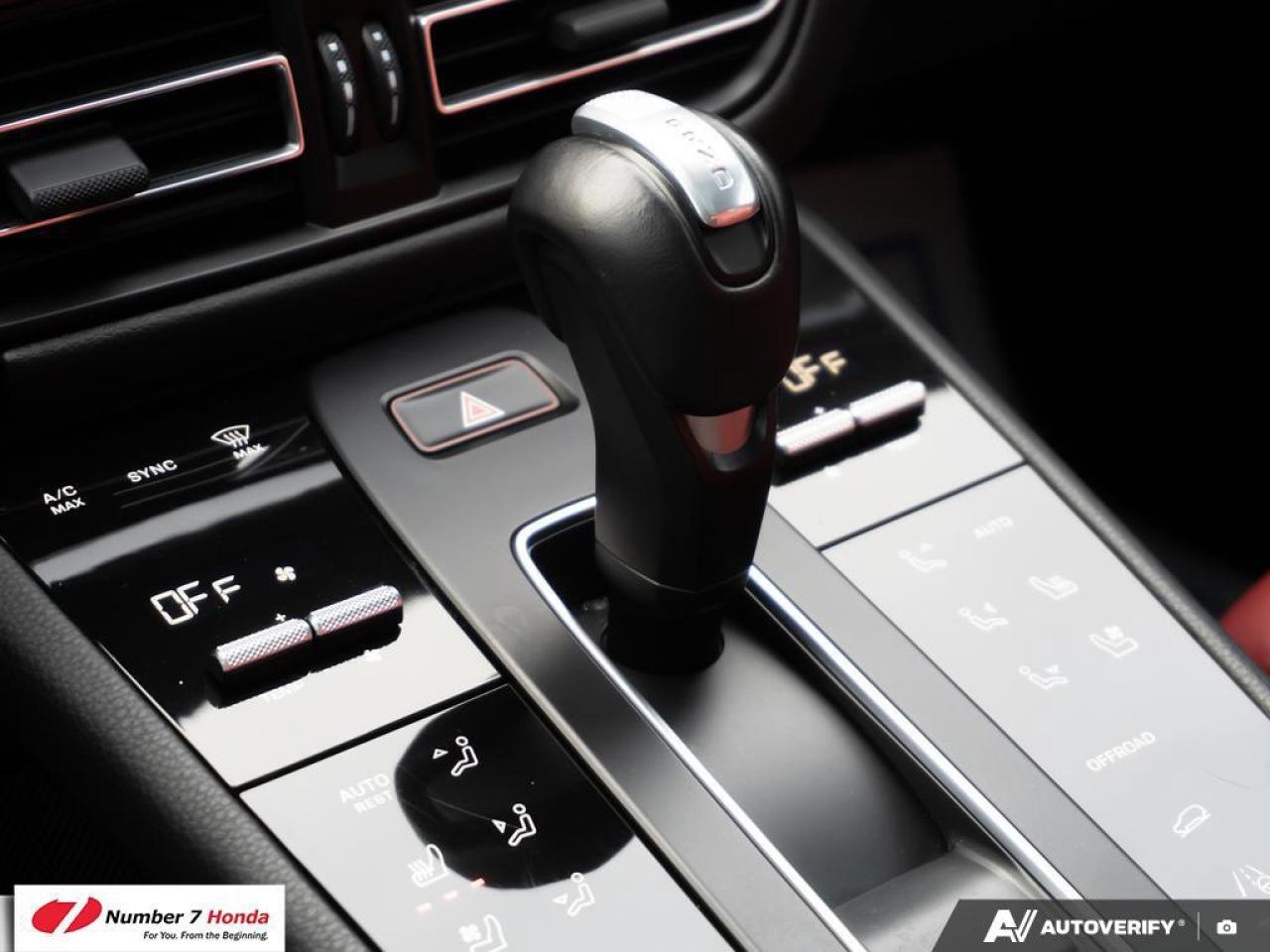 2023 Porsche Macan AWD Photo