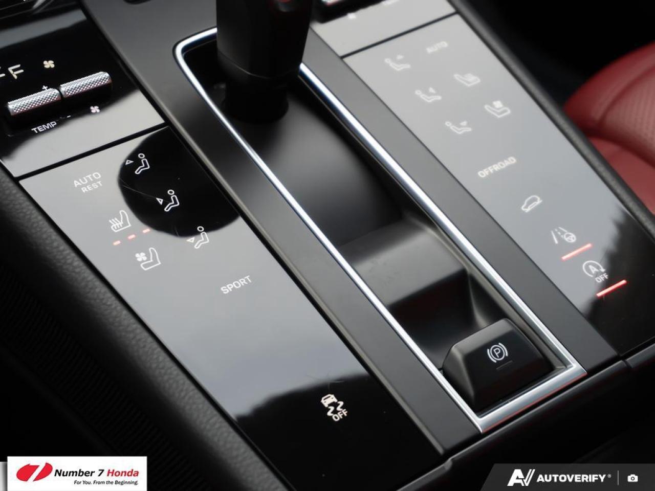 2023 Porsche Macan AWD Photo