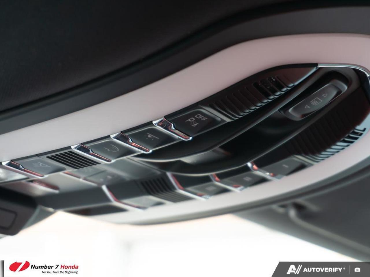 2023 Porsche Macan AWD Photo