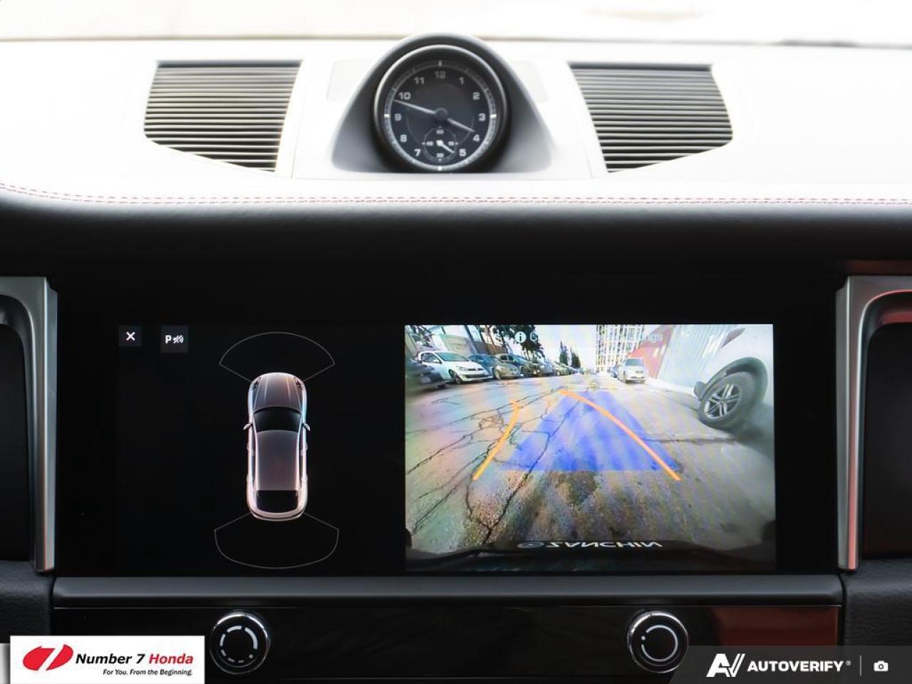 2023 Porsche Macan AWD Photo