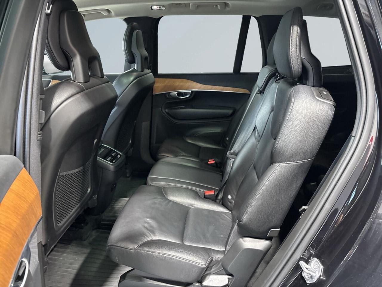 2021 Volvo XC90 T6  Momentum 7-Seater AWD / Sunroof / NAV / Drive Photo