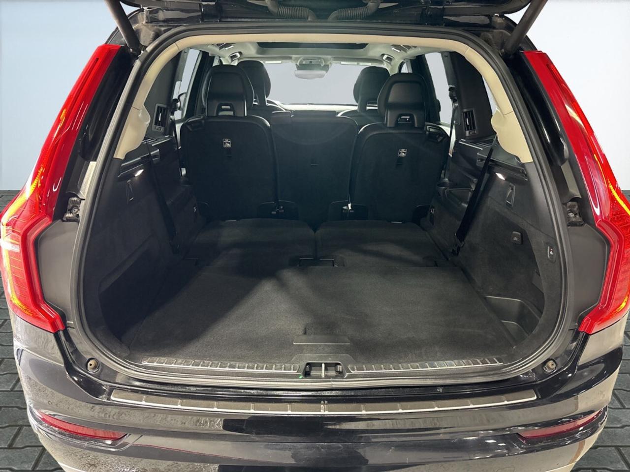 2021 Volvo XC90 T6  Momentum 7-Seater AWD / Sunroof / NAV / Drive Photo