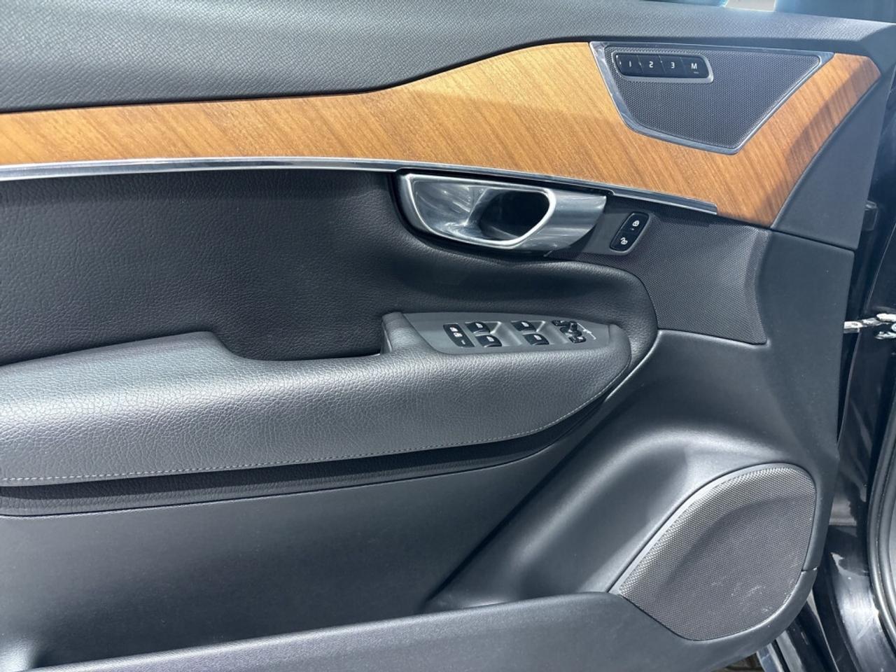 2021 Volvo XC90 T6  Momentum 7-Seater AWD / Sunroof / NAV / Drive Photo