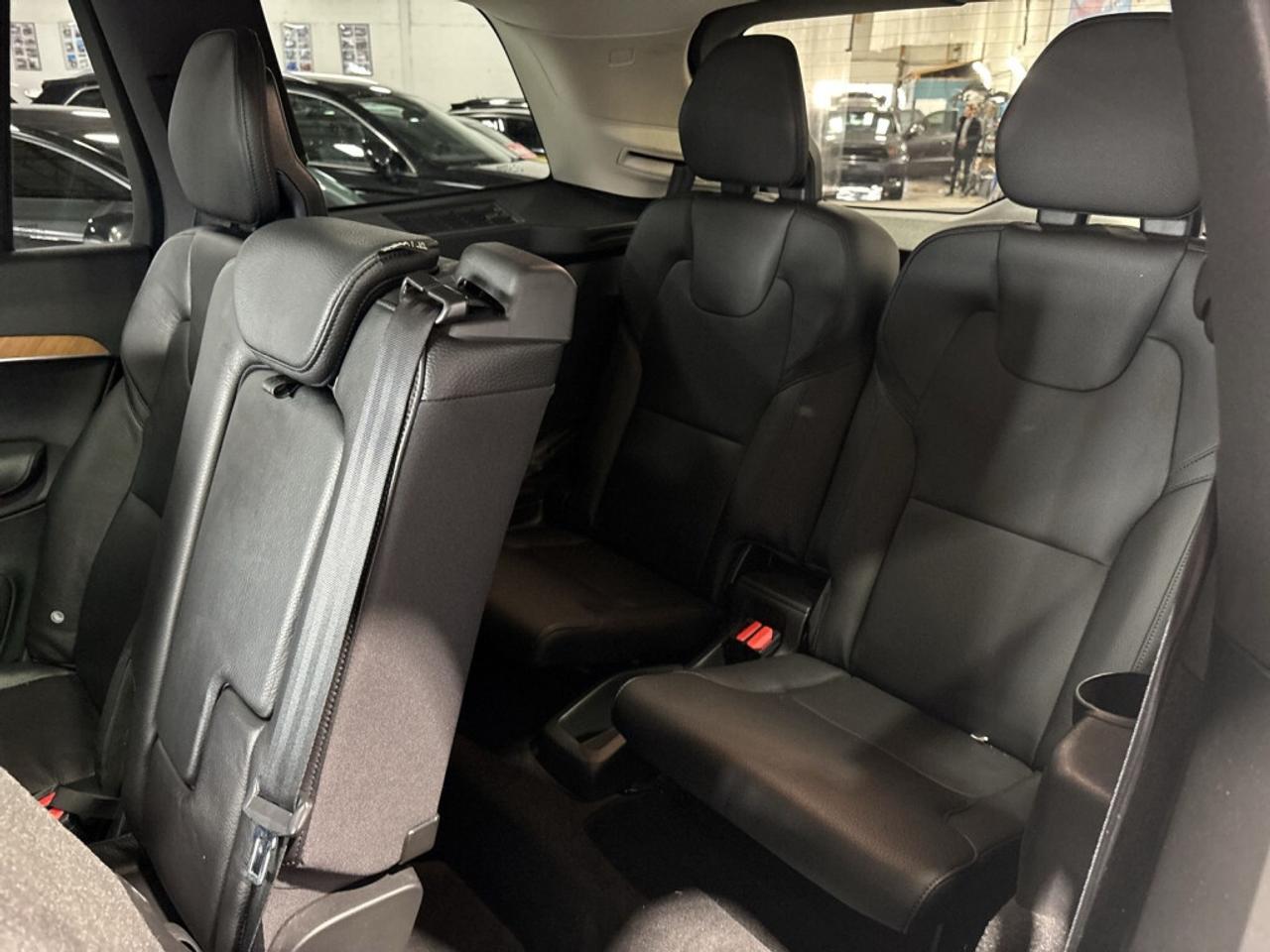 2021 Volvo XC90 T6  Momentum 7-Seater AWD / Sunroof / NAV / Drive Photo