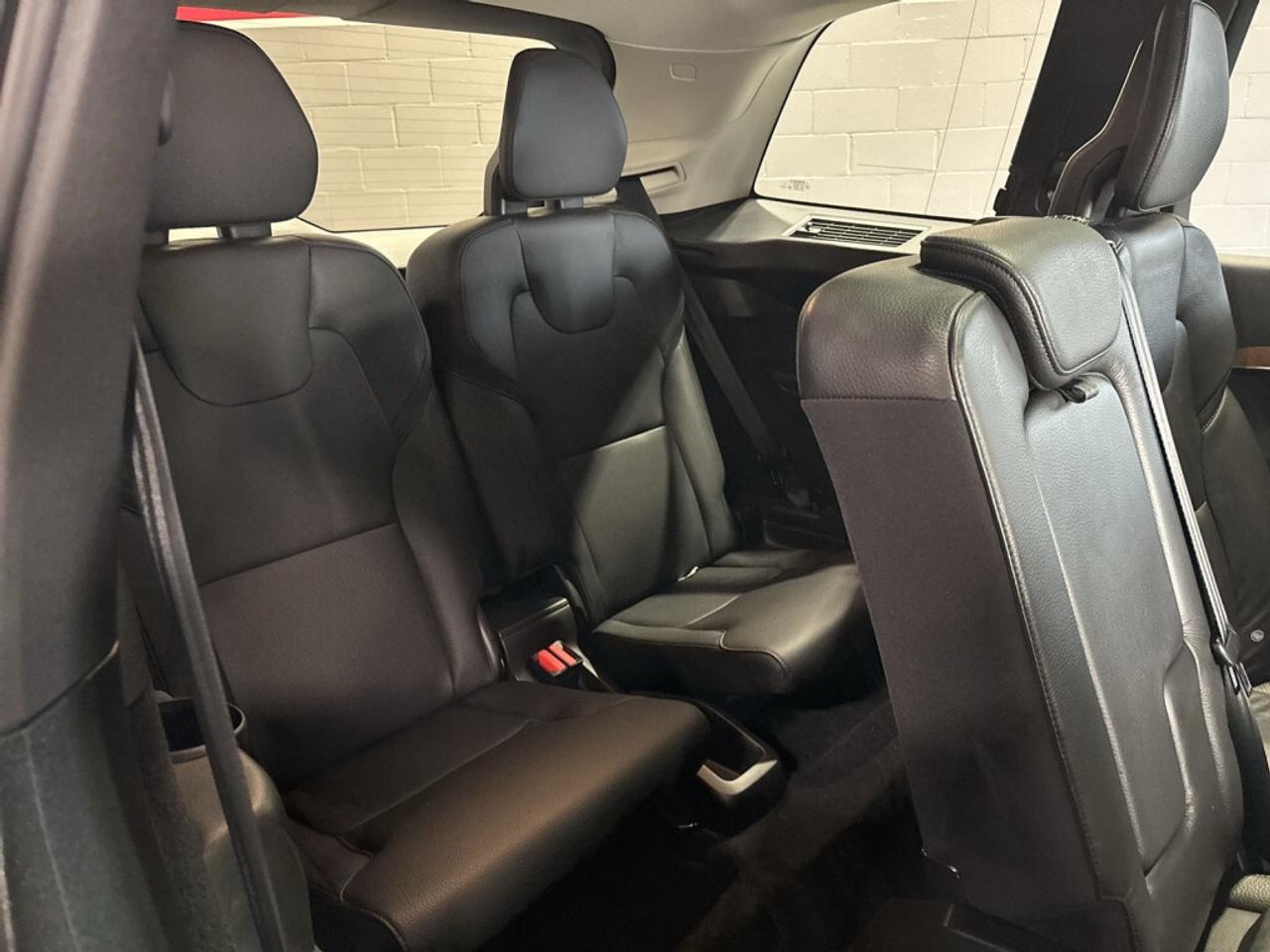 2021 Volvo XC90 T6  Momentum 7-Seater AWD / Sunroof / NAV / Drive Photo