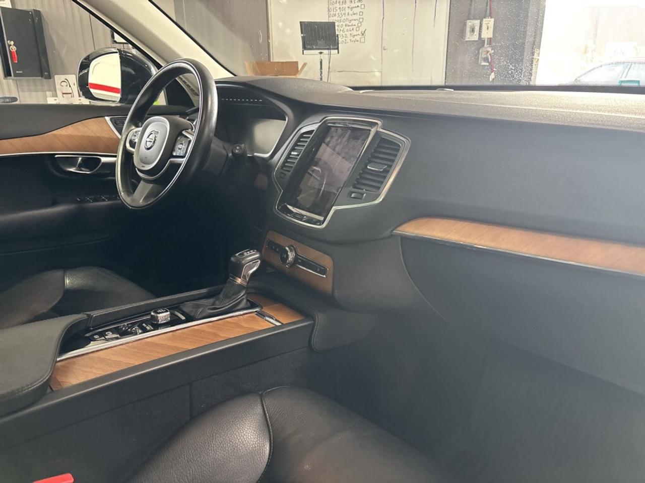2021 Volvo XC90 T6  Momentum 7-Seater AWD / Sunroof / NAV / Drive Photo