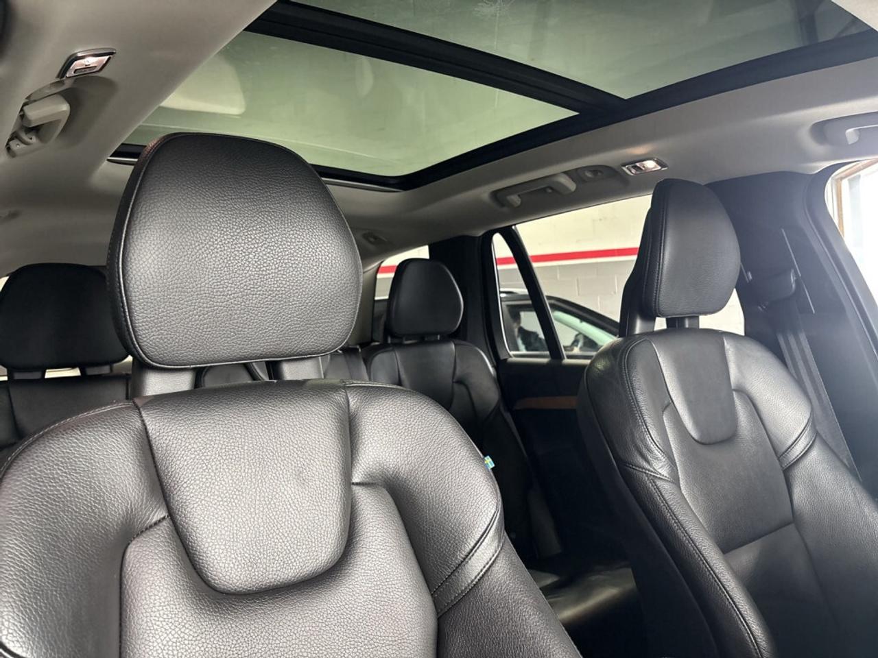 2021 Volvo XC90 T6  Momentum 7-Seater AWD / Sunroof / NAV / Drive Photo