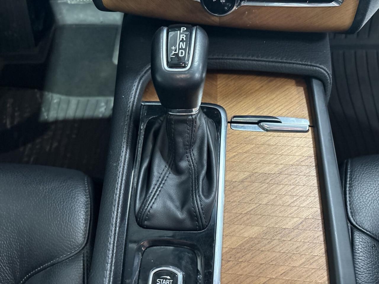 2021 Volvo XC90 T6  Momentum 7-Seater AWD / Sunroof / NAV / Drive Photo