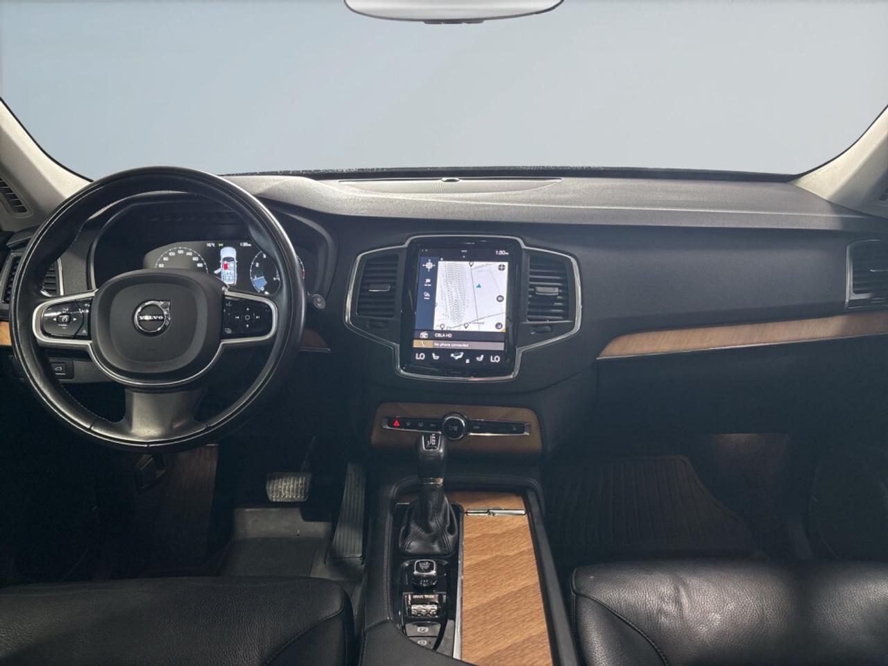 2021 Volvo XC90 T6  Momentum 7-Seater AWD / Sunroof / NAV / Drive Photo