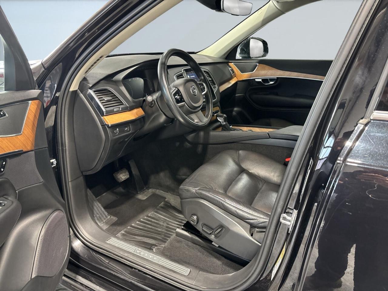 2021 Volvo XC90 T6  Momentum 7-Seater AWD / Sunroof / NAV / Drive Photo