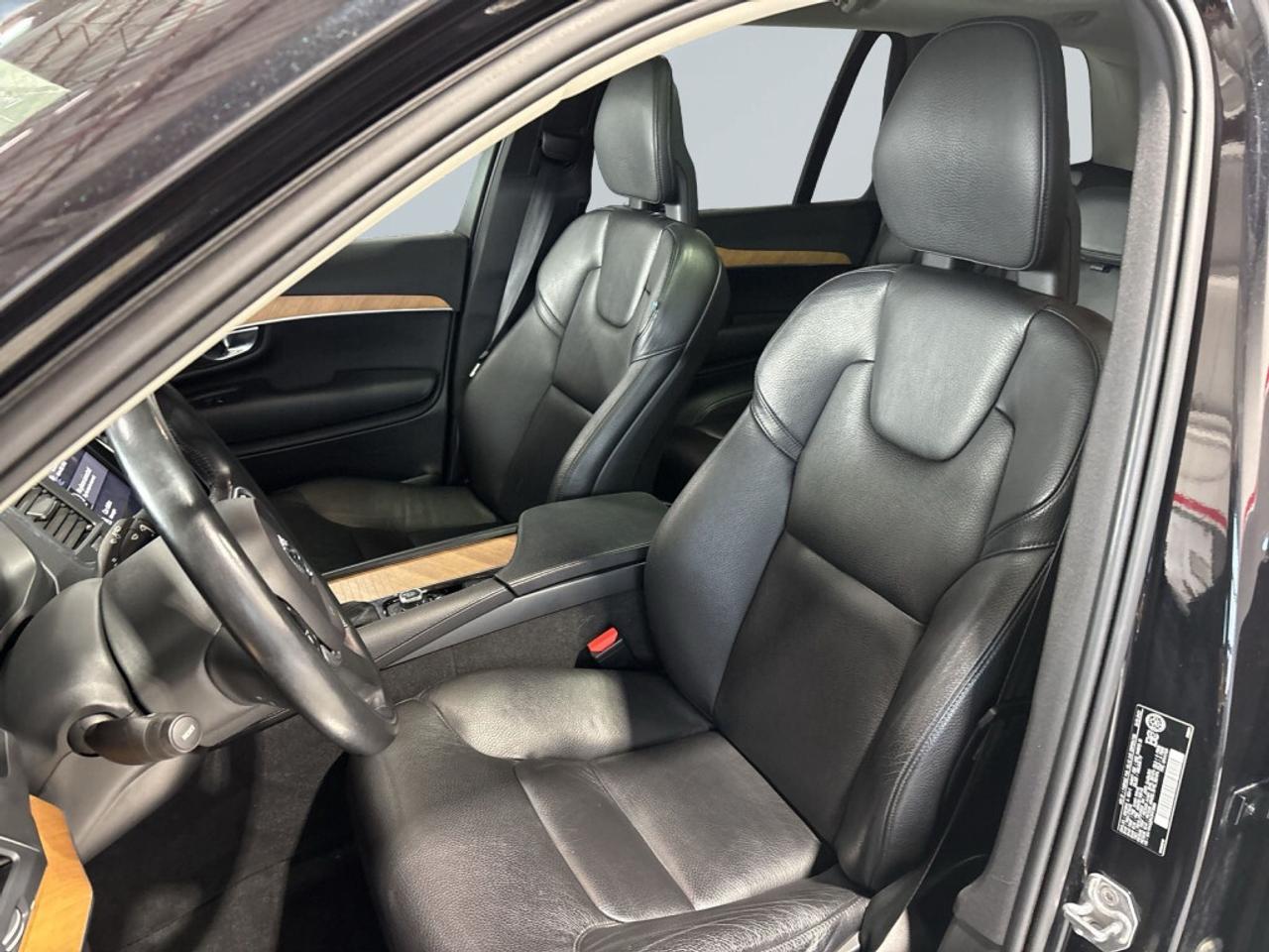 2021 Volvo XC90 T6  Momentum 7-Seater AWD / Sunroof / NAV / Drive Photo