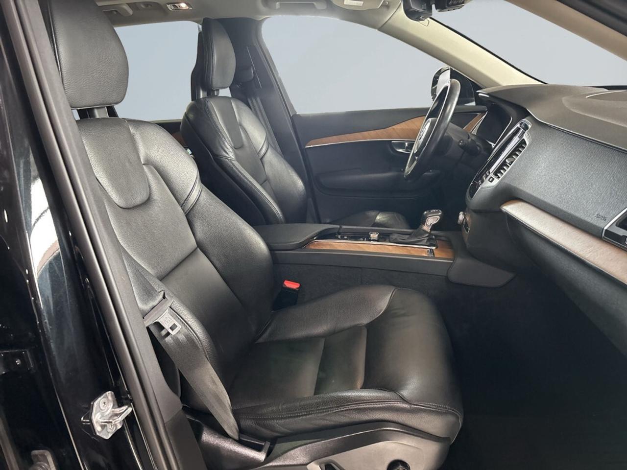 2021 Volvo XC90 T6  Momentum 7-Seater AWD / Sunroof / NAV / Drive Photo