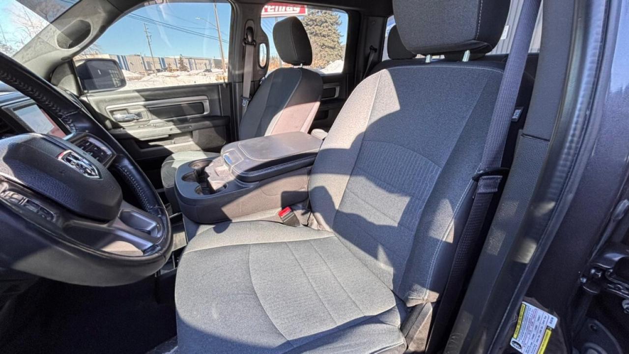 2022 RAM 1500 Classic Warlock 4x4 Crew Cab/Big Screen/NAVI/CarPlay/Clean Photo