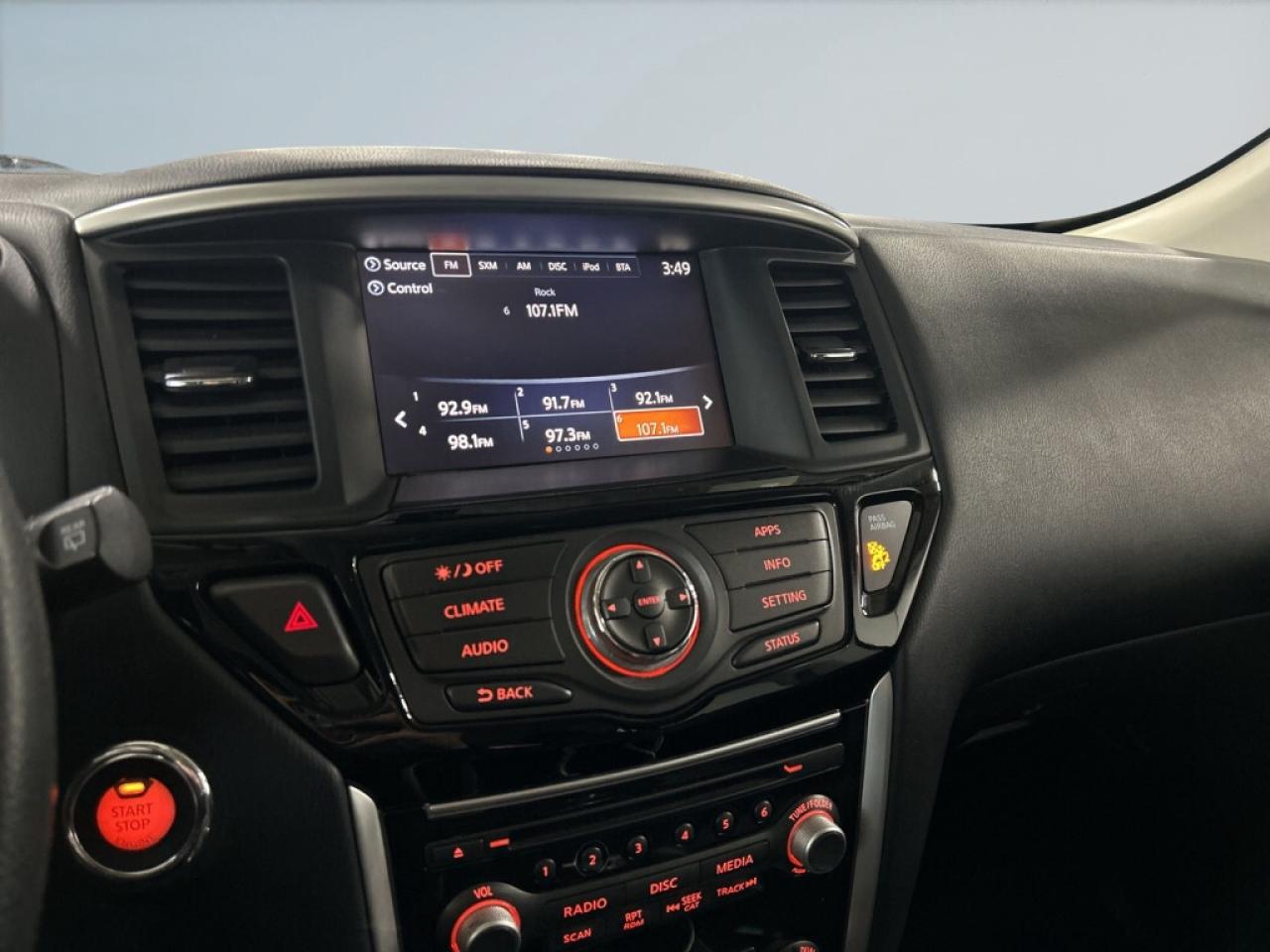 2017 Nissan Pathfinder 7 Seater/ Extra Set of Winters/Back Up Cam/Heated Photo