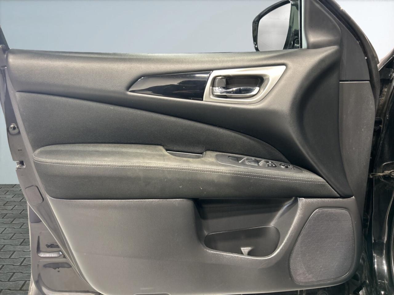 2017 Nissan Pathfinder 7 Seater/ Extra Set of Winters/Back Up Cam/Heated Photo