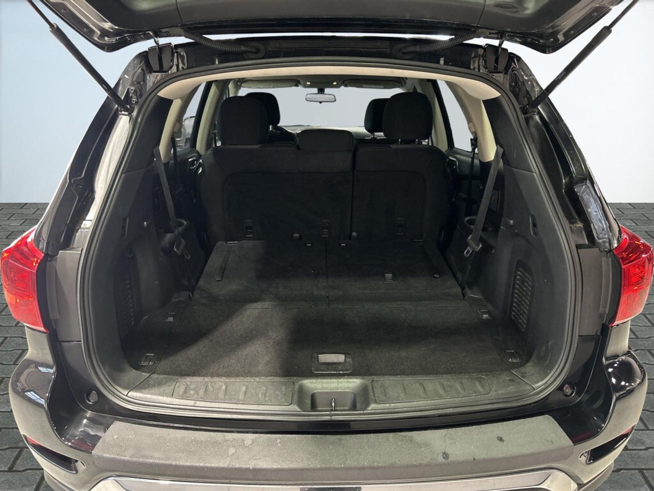 2017 Nissan Pathfinder 7 Seater / Extra Set of Winters / Back-Up Camera / Photo