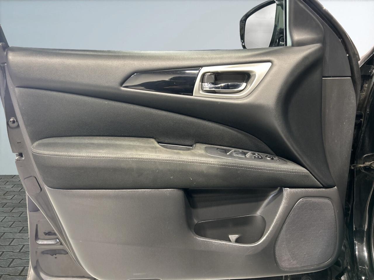 2017 Nissan Pathfinder 7 Seater / Extra Set of Winters / Back-Up Camera / Photo