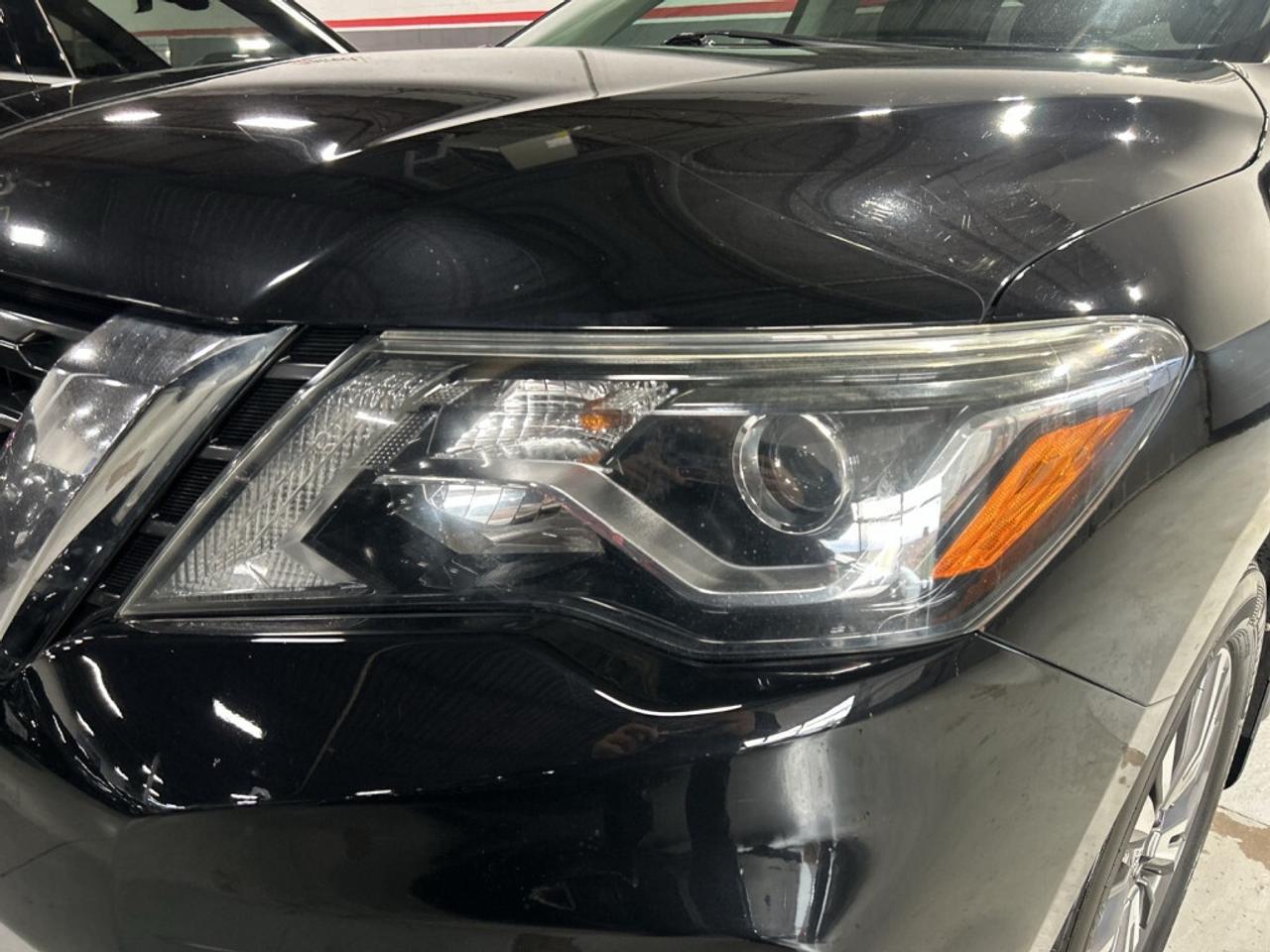 2017 Nissan Pathfinder 7 Seater / Extra Set of Winters / Back-Up Camera / Photo