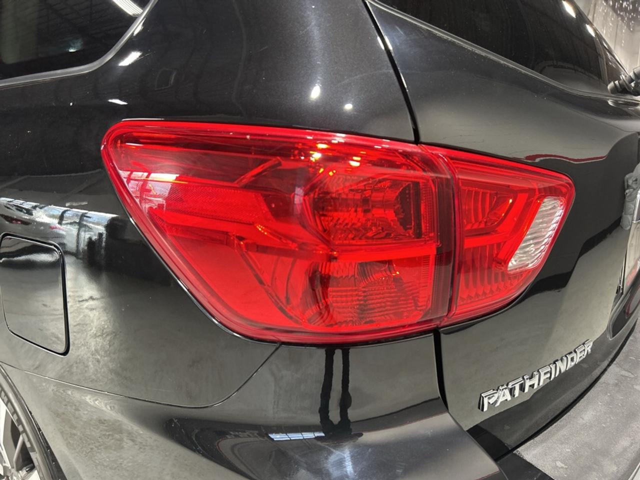 2017 Nissan Pathfinder 7 Seater / Extra Set of Winters / Back-Up Camera / Photo