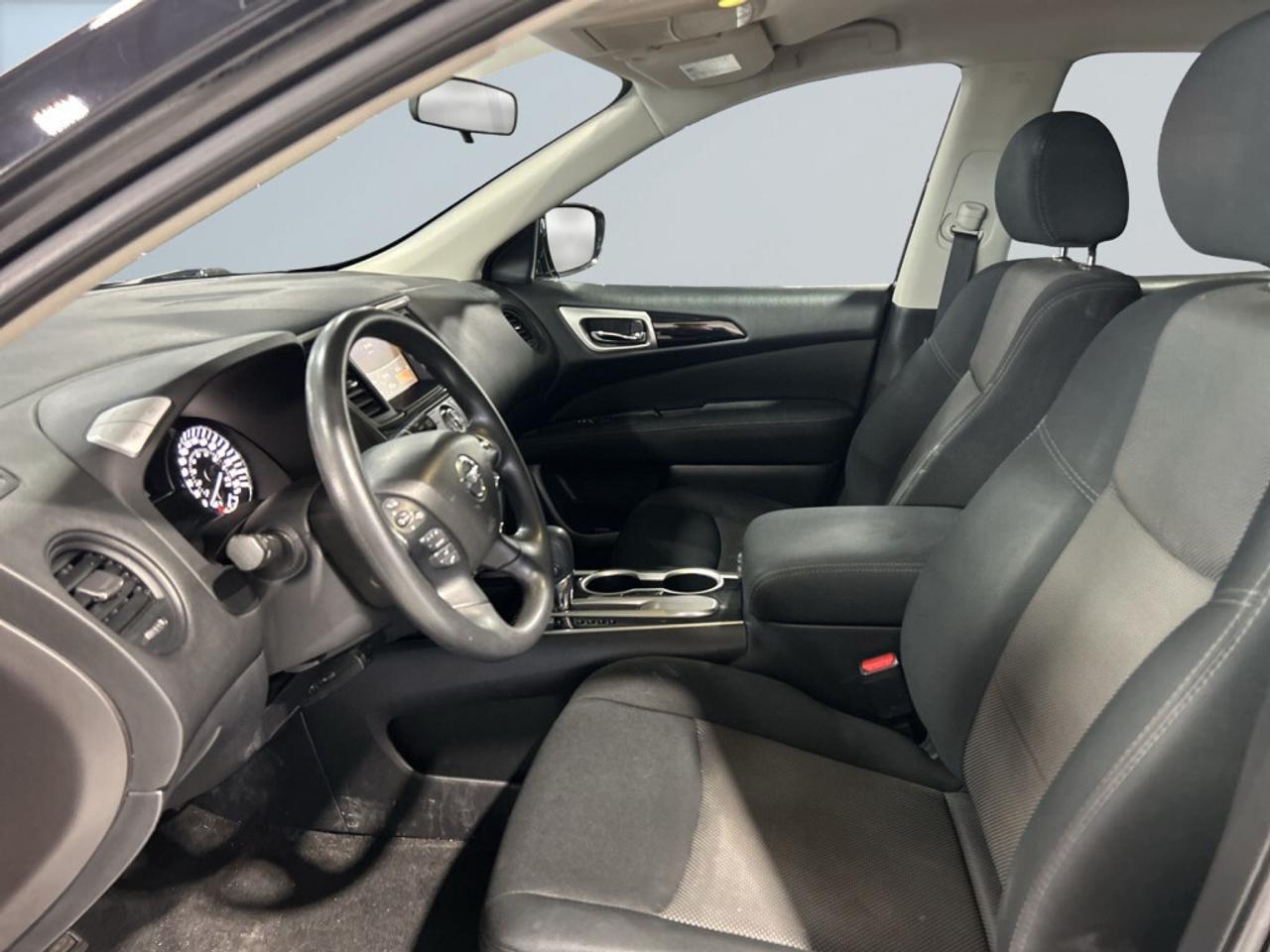 2017 Nissan Pathfinder 7 Seater / Extra Set of Winters / Back-Up Camera / Photo