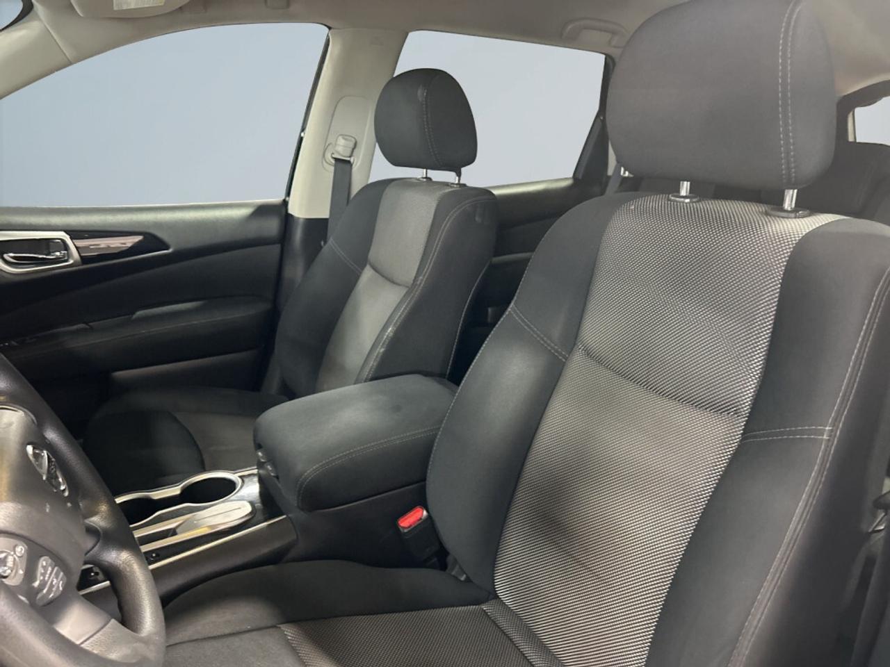 2017 Nissan Pathfinder 7 Seater / Extra Set of Winters / Back-Up Camera / Photo